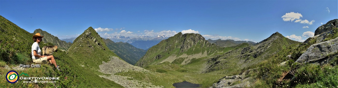 64 Vista panoramica dalla Bocchetta di Budria (2216 m) verso la Orobie Valtellinesi e le Alpi Retiche.jpg
